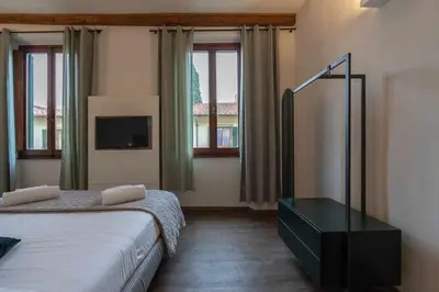 Letto o letti in una camera di Elegant Green Apartment In San Gallo Firenze