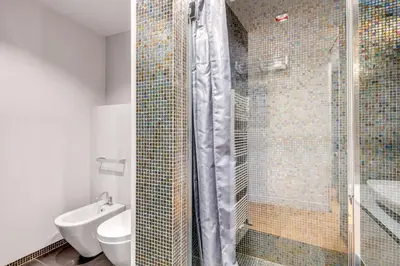 Bagno di GuestHost - Piazza Santa Croce Design Apartment with Balcony