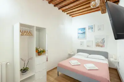 Letto o letti in una camera di Florence David's Guesthouse Steps from Accademia Gallery