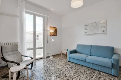 Area soggiorno di GuestHost - Lulli Cozy Apartment with Balcony
