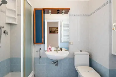 Bagno di GuestHost - Lulli Cozy Apartment with Balcony