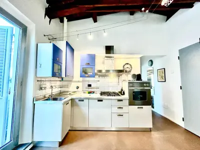 Cucina o angolo cottura di Bright House with terrace in Santa Croce