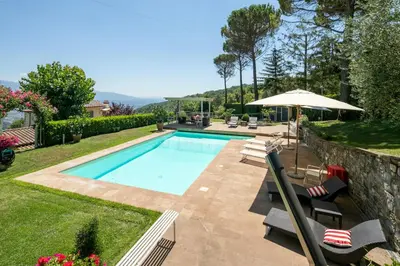 Piscina di Villa Collesole by Mmega o nelle vicinanze