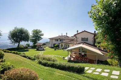 Paesaggio naturale nelle vicinanze della villa