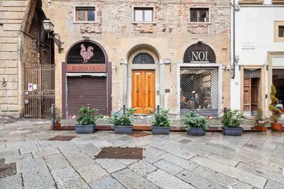 Facciata o entrata di GuestHost - Porta Rossa Apartments near Ponte Vecchio