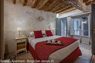 Letto o letti in una camera di Soggiorni D'Arte Apartments by Mamo Florence