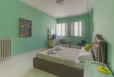 Letto o letti in una camera di Spacious Three Bedroom Apartment On the Arno