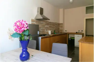 Cucina o angolo cottura di Spacious Three Bedroom Apartment On the Arno