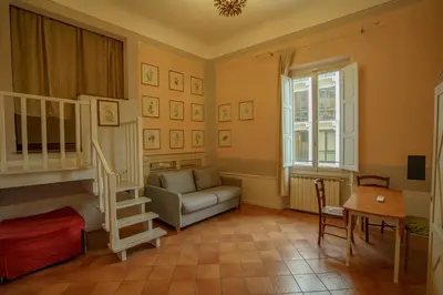 Area soggiorno di Tranquil Suite Near Museums and Train Station