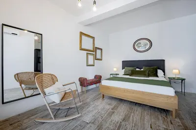 Letto o letti in una camera di Via Avelli, 4 - Daniela - Florence Charming Apartments - Delightful and bright 3rd-floor apartment without elevator, overlooking one of Florence's most beautiful squares, Exceptionally located for exploring the city