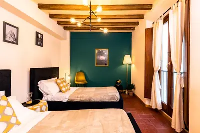 Letto o letti in una camera di Elegant and historic 3-Bedroom in city center -By LikeHomeFlorence