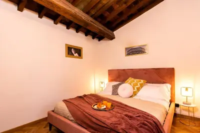 Letto o letti in una camera di Elegant and historic 3-Bedroom in city center -By LikeHomeFlorence