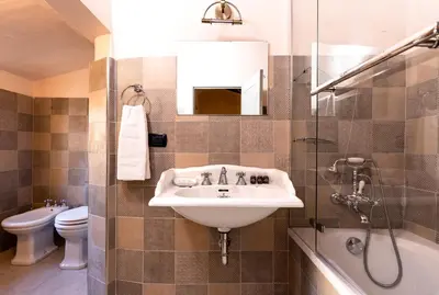 Bagno di Elegant and historic 3-Bedroom in city center -By LikeHomeFlorence