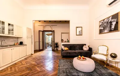 Cucina o angolo cottura di Elegant and historic 3-Bedroom in city center -By LikeHomeFlorence