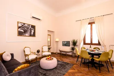 Area soggiorno di Elegant and historic 3-Bedroom in city center -By LikeHomeFlorence