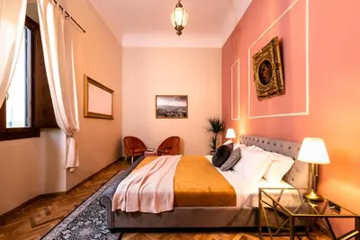 Letto o letti in una camera di Elegant and historic 3-Bedroom in city center -By LikeHomeFlorence