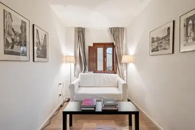 Letto o letti in una camera di GuestHost - Palazzo Pitti & Boboli Comfortable Apartment