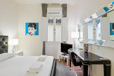 Letto o letti in una camera di GuestHost - Palazzo Pitti & Boboli Comfortable Apartment