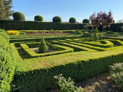 Giardino di 4bdrm elegant apartm in Private Estate, shared Swimmingpool, Maze Garden