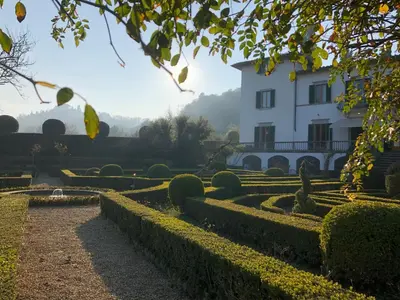 Giardino di 4bdrm elegant apartm in Private Estate, shared Swimmingpool, Maze Garden
