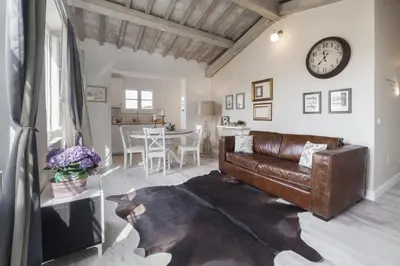 Area soggiorno di Firenze top-floor flat close to Arno