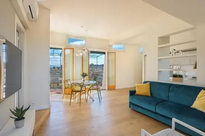 Area soggiorno di Penthouse with big terrace in Oltrarno