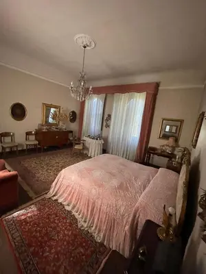 Letto o letti in una camera di CASA LA TORRE un castello alle porte di Firenze