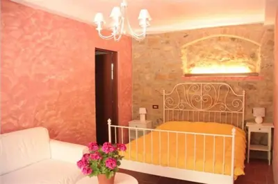 Letto o letti in una camera di CASA LA TORRE un castello alle porte di Firenze