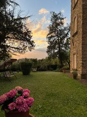 Giardino di CASA LA TORRE un castello alle porte di Firenze