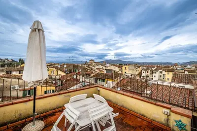 Vista generica sulle montagne o vista sulle montagne dall'interno dell'appartamento
