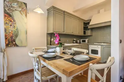 Cucina o angolo cottura di Pontevecchio Stylish Apartment in Florence