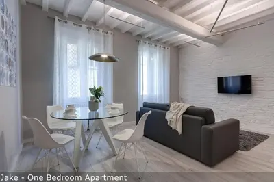 Area soggiorno di Jake & Francis Apartments by Mamo Florence
