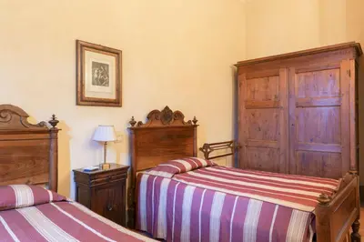 Letto o letti in una camera di Castello di Volognano