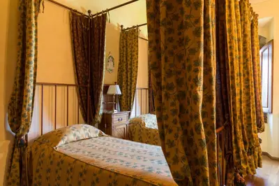 Letto o letti in una camera di Castello di Volognano