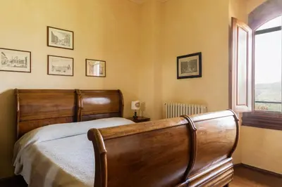 Letto o letti in una camera di Castello di Volognano