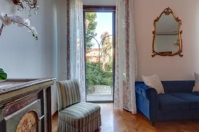 Area soggiorno di Leopoldo Apartment by Mamo Florence