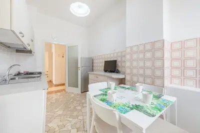 Cucina o angolo cottura di GuestHost - Il Salotto Blu - Appartamento con Parcheggio