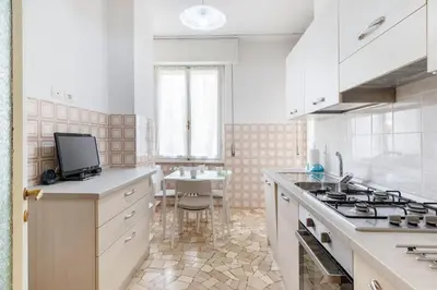 Cucina o angolo cottura di GuestHost - Il Salotto Blu - Appartamento con Parcheggio