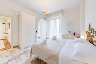 Letto o letti in una camera di GuestHost - Il Salotto Blu - Appartamento con Parcheggio