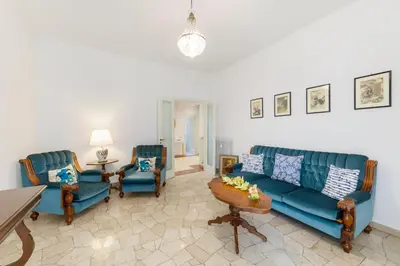 Area soggiorno di GuestHost - Il Salotto Blu - Appartamento con Parcheggio
