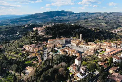 Vista generica sulle montagne o vista sulle montagne dall'interno dell'appartamento