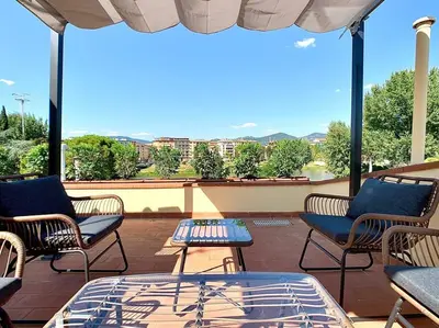 Vista generica sulle montagne o vista sulle montagne dall'interno dell'appartamento