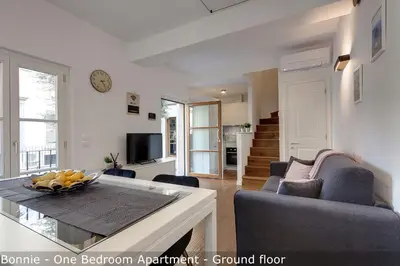 Area soggiorno di Bonnie - Clyde - Marvin Apartments by Mamo Florence