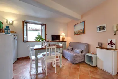 Area soggiorno di Toscanella Apartment by Mamo Florence