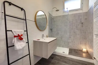 Bagno di Corinne Apartment by Mamo Florence