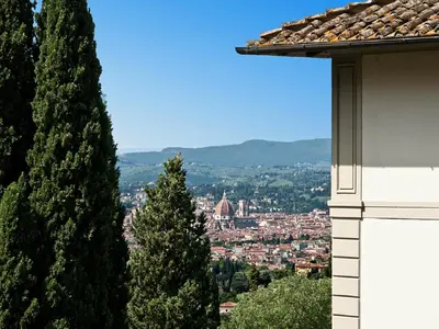 Vista generica sulle montagne o vista sulle montagne dall'interno dell'hotel