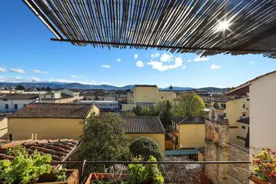 Vista generica sulle montagne o vista sulle montagne dall'interno dell'appartamento