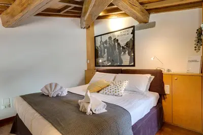 Letto o letti in una camera di Beatrice Apartment by Mamo Florence