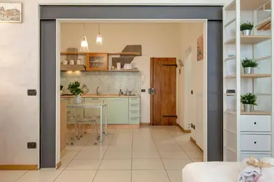 Cucina o angolo cottura di Charlize Apartment by Mamo Florence