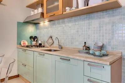 Cucina o angolo cottura di Charlize Apartment by Mamo Florence